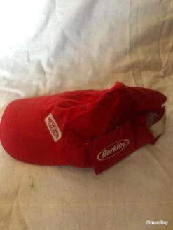 1 Casquette Berkley Rouge Pêche